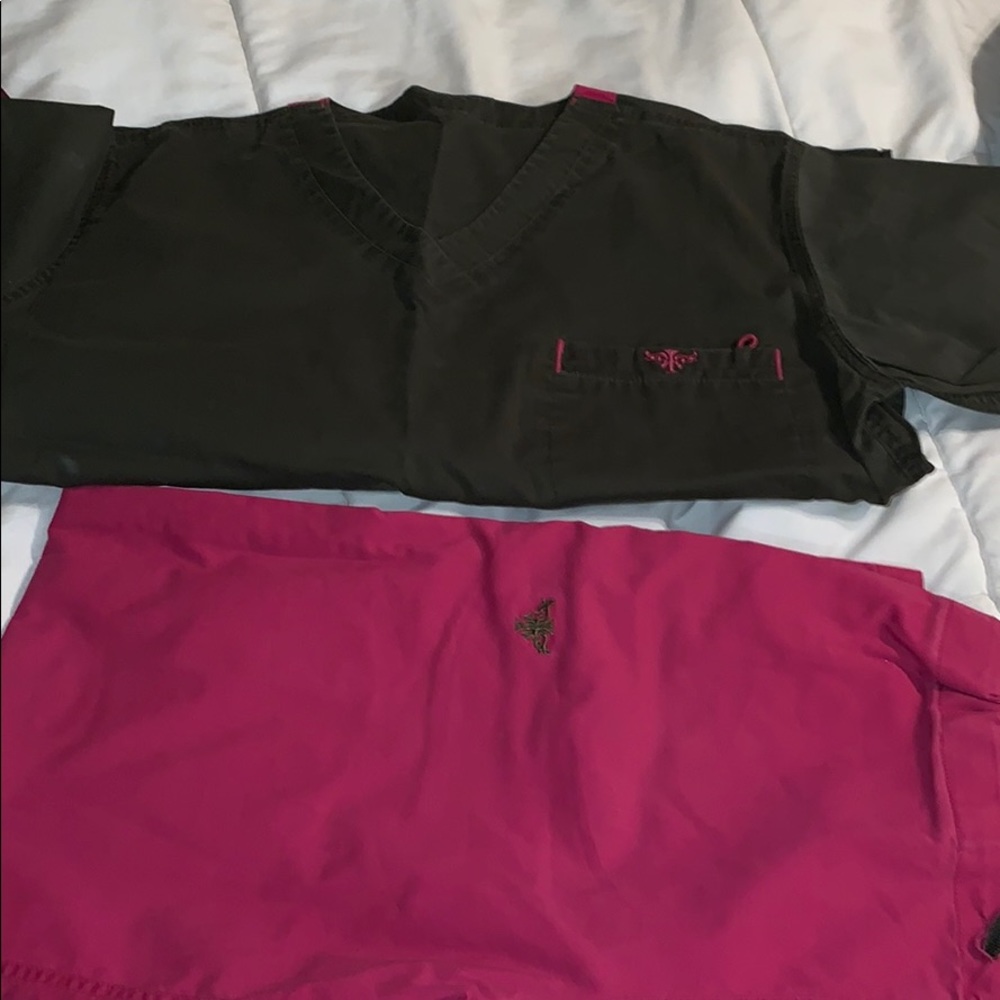 Gray and fuschia scrub set. Couture EZ flex Medium